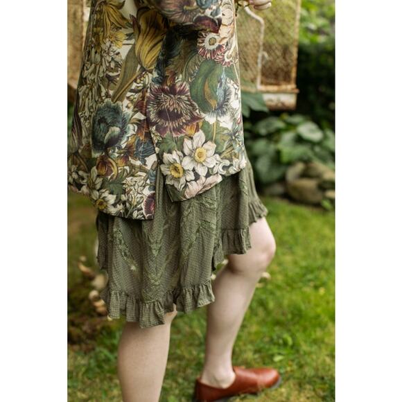 Market of Stars Size S/M Love Grows Wild Tee Bamboo Floral Tunic Shirt with Bees - Picture 5 of 8